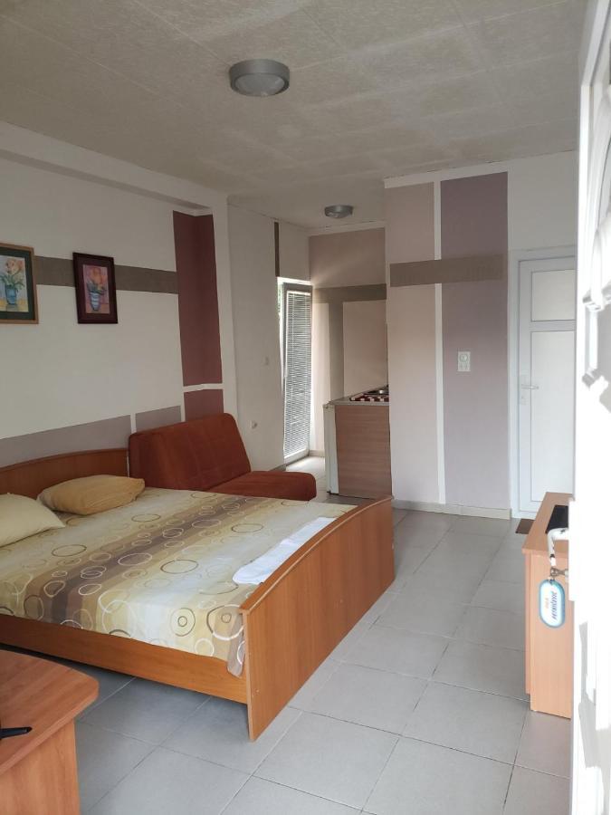 Apartments Petricevic Sutomore Bagian luar foto