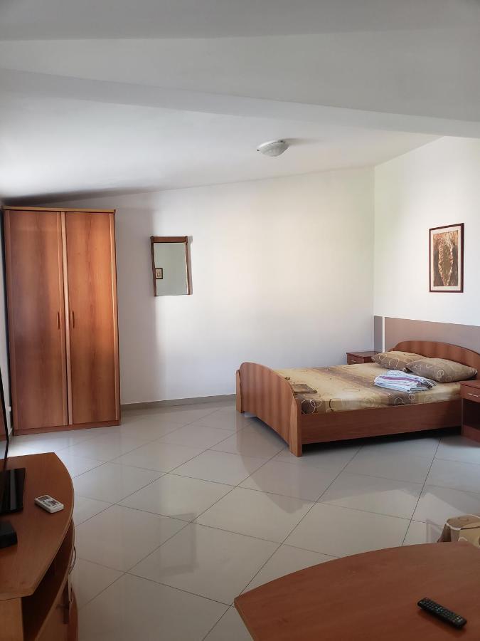 Apartments Petricevic Sutomore Bagian luar foto